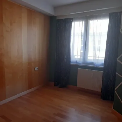 2 Zimmer - Stadtwohnung mit Balkon , auch als  Personalwohnung oder Büro geeignet - Bild 3