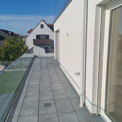 Exklusive Erstbezug-Wohnung mit Balkon und 2 Garagen - modernes Design und hochwertige Ausstattung - Bild 3