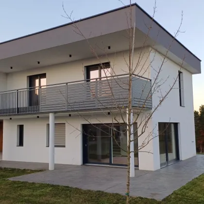 SONNE-RUHE-KOMFORT stilvoll Wohnen im modernen Neubau mit Terrasse, Doppelcarport - Bild 3