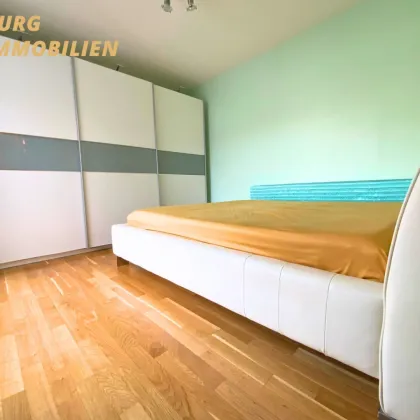 PÄRCHENHIT I ZENTRALE & HELLE 2.5 Zimmer-Wohnung mit 2 Stellplätzen & verglaster Loggia! - Bild 2