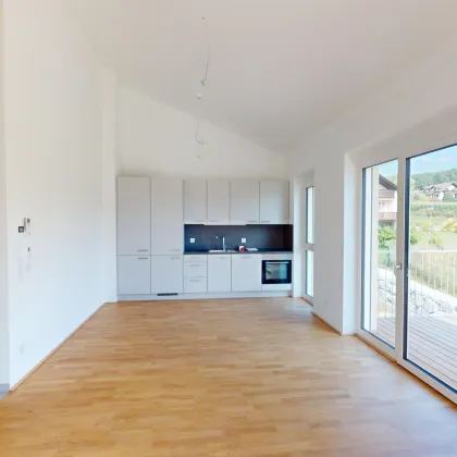 Ihr neuer Erstbezug wartet! 3-Zimmer-Wohnung mit 67,5 m² Wohnfläche und 20,5 m² Balkon im Herzen der Thermenregion – Einfach einziehen und wohlfühlen! - Bild 2