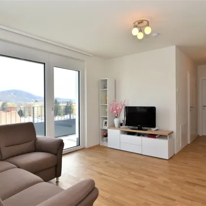 Ihr Traum-Penthouse in Graz-Gösting wartet! Lassen Sie sich von atemberaubendem Schlossbergblick, einer großzügigen Dachterrasse und viel Komfort mit Tiefgarage und Kellerabteil verzaubern. Ein Ort, an dem Lebensqualität beginnt! - Bild 3