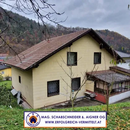 Großzügiges Einfamilienhaus in sanft gebirgiger Lage im Ortszentrum, direkt neben Freibad! - Bild 2