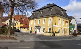 Gebäudeensemble im Zentrum - Café mit Pension und Wohnhaus sowie imposantem Stadl und Garten