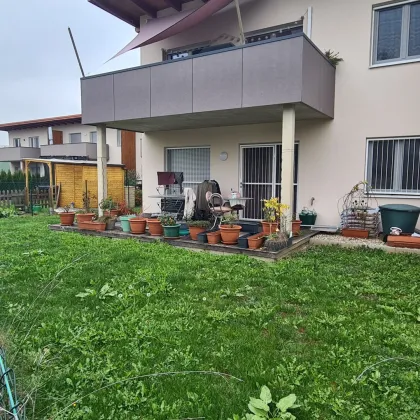 Neuwertige Erdgeschosswohnung mit überdachtem Zugang samt sonnigen Eigengarten, Sonnenterrasse und Carport - Bild 3