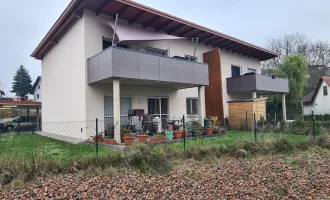 Neuwertige Erdgeschosswohnung mit überdachtem Zugang samt sonnigen Eigengarten, Sonnenterrasse und Carport