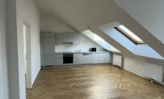 UNBEFRISTET - Lichtdurchflutete, ruhige und moderne 4-Zimmer Dachgeschosswohnung mit Wohnküche, 3 Terrassen, Abstellraum und Kellerabteil