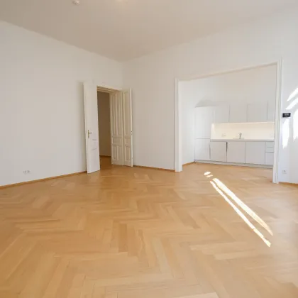 Open-ended letting: Elegant 4-room flat in an old building with balcony in a prime city centre location - Bild 2